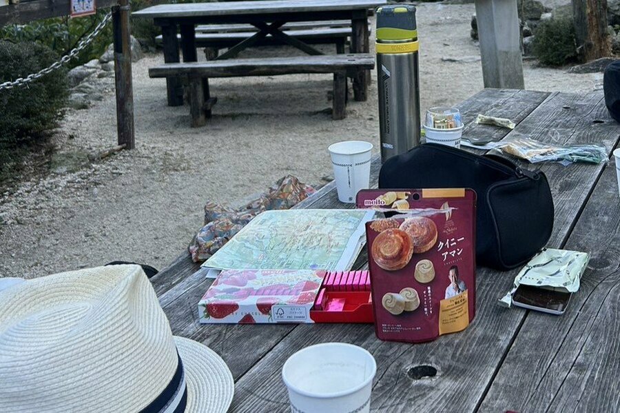 藤内小屋のベンチに座り、甘いお菓子でブレイクタイム