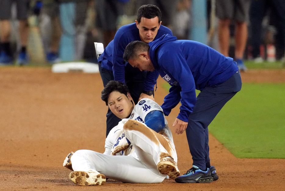 ＭＬＢドジャースは５日、大谷翔平選手（白のユニホーム）が同日に左肩の関節鏡視下手術を受け、成功したと発表した。米カリフォルニア州ロサンゼルスで１０月撮影（２０２４年　ロイター/USA TODAY Sports）