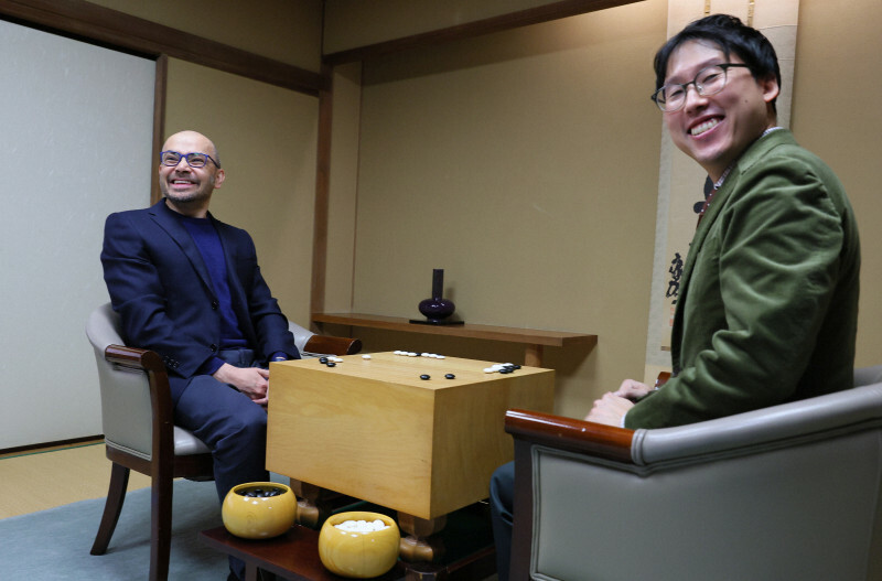 記念対局するデミス・ハサビス氏（左）と井山裕太王座＝東京都千代田区の日本棋院で2024年11月21日午後3時23分、長谷川直亮撮影