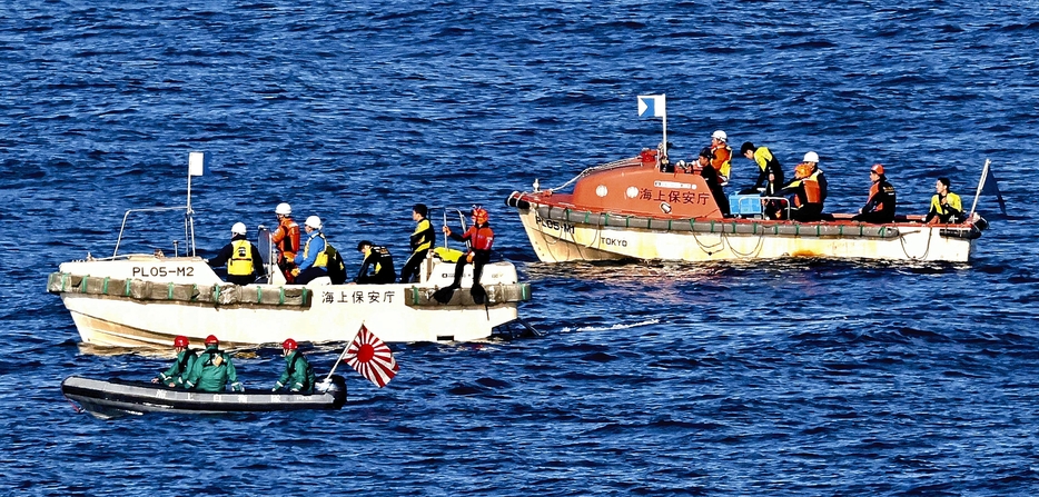 行方不明者を捜索する海上保安庁の潜水士ら（12日午前9時6分、福岡県宗像市の大島沖で）