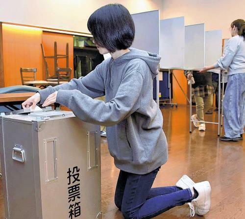 投票所の設営作業をする市職員ら（神戸市中央区で）