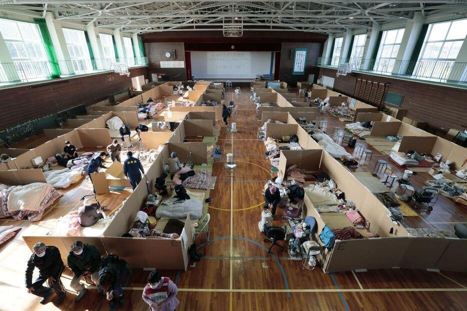 能登半島地震で被災した石川県能登町の避難所で過ごす人たち＝1月