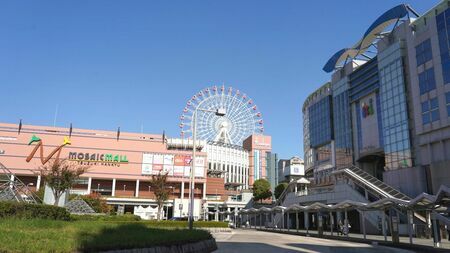 横浜市営地下鉄センター北駅のロータリー。「モザイクモール港北」「ショッピングタウンあいたい」など商業施設が建ち並ぶ（筆者撮影）