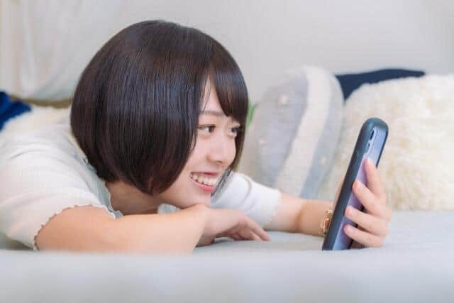 スマホでコミックを読むのが楽しい（写真はイメージ）