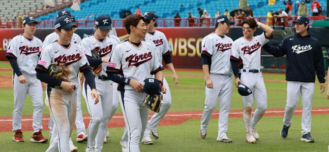 (写真：朝鮮日報日本語版) ▲18日午後、台湾・台北の天母スタジアムで、「2024 WBSC（世界野球ソフトボール連盟）プレミア12」オープニングラウンド（1次ラウンド）B組第5戦・韓国対オーストラリアの試合が行われた。写真は5－2でオーストラリアに勝ち、ダッグアウトに向かう韓国代表選手たち。写真＝聯合ニュース