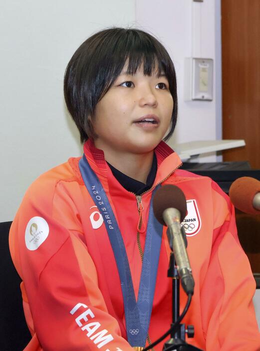 龍馬賞に選ばれ、記者会見で喜びを語るパリ五輪レスリング女子で金メダルを獲得した桜井つぐみ選手＝1日午後、高知県庁