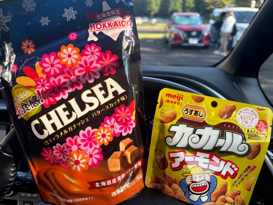 栄養補給ゼリーを飲んだり、お菓子を食べたりもする。もちろん、スポンサーの明治さんのものを常備