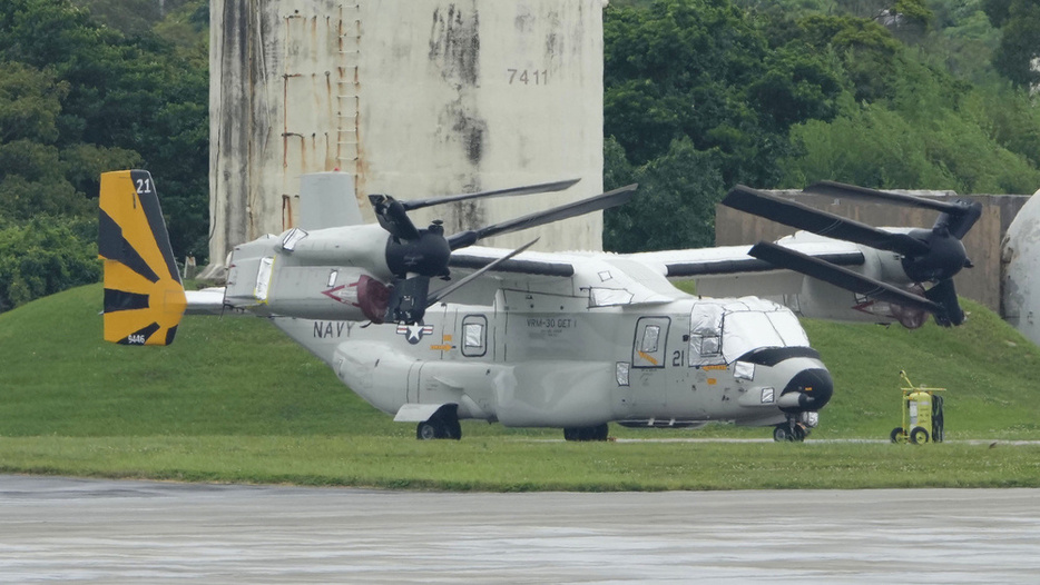 沖縄県の米空軍嘉手納基地に駐機する米海軍のCMV22オスプレイ＝5月