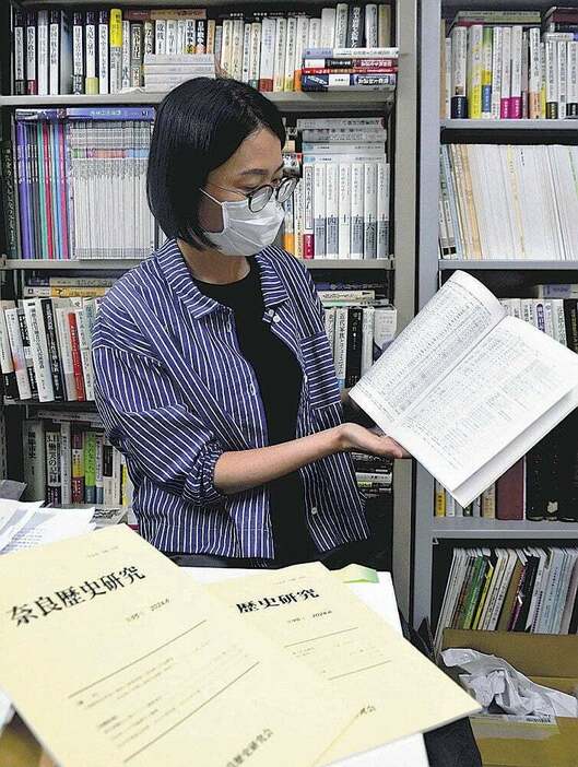 「川本楼」についての論文を紹介する人見教授（大阪府東大阪市で）