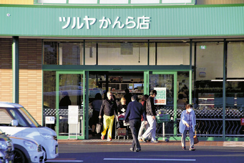 オープンから１か月となる「ツルヤかんら店」。平日も夕方は多くの客でにぎわう（７日、甘楽町福島で）