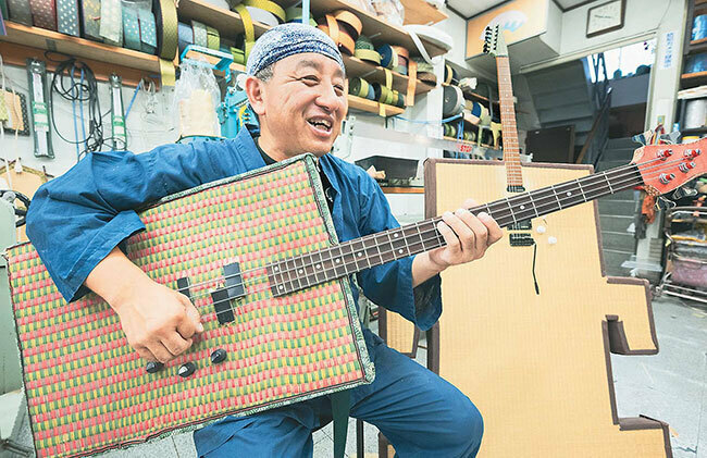 作業場で週末のライブに向けて練習する西脇さん。「畳文化を世界に発信したい」と意気込む（京都市で）