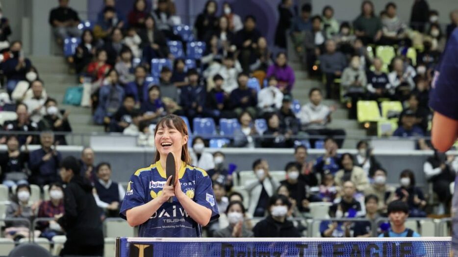 写真：始球式に登場した八木かなえさん（金沢学院大学OB、ウェイトリフティングでロンドン、リオ、東京五輪出場）/撮影：ラリーズ編集部