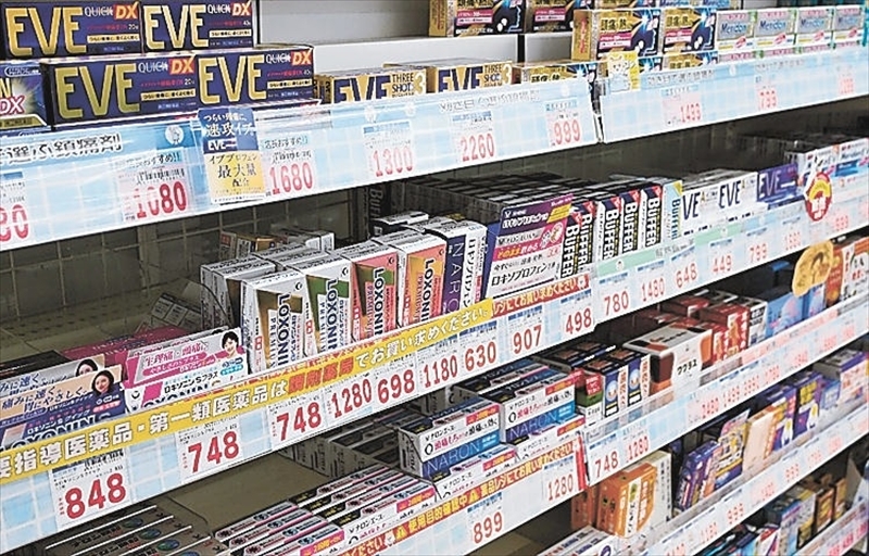 生理痛などの時に服用する鎮痛剤が並ぶ商品棚＝ハシドラッグ信陵店、福島市