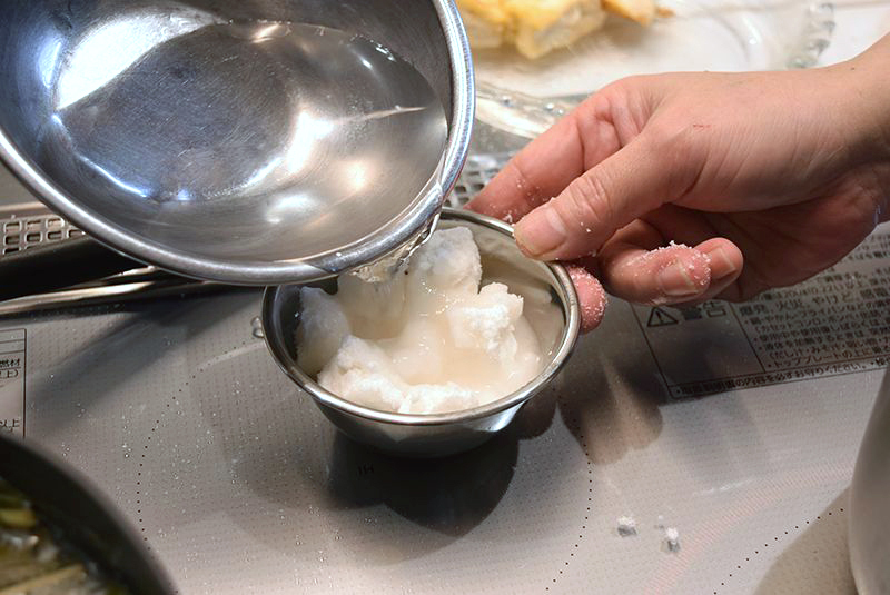 コー菓子に水をかけて溶かし