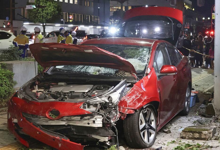 歩道に乗り上げ、歩行者を巻き込む事故を起こした乗用車＝11日午後6時39分、鹿児島市