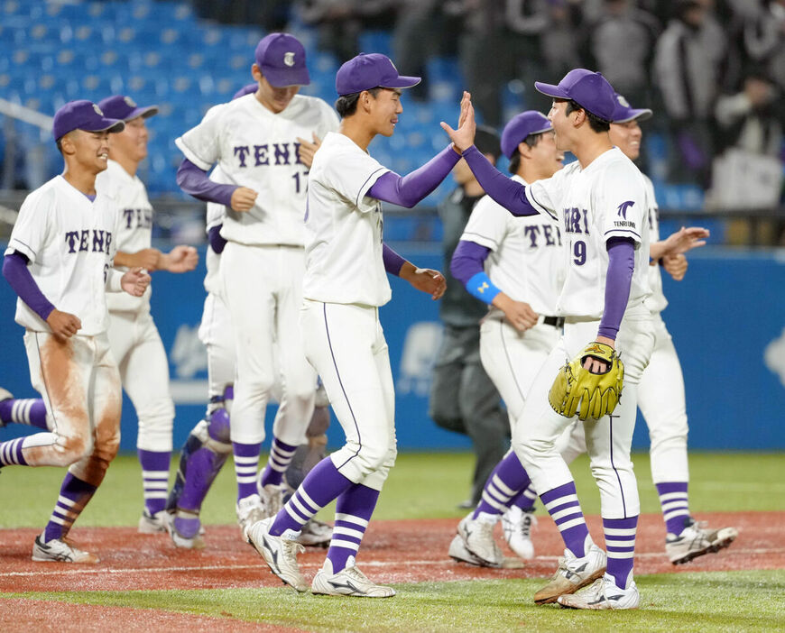 試合に勝利しタッチを交わす天理大ナイン（カメラ・岡野　将大）