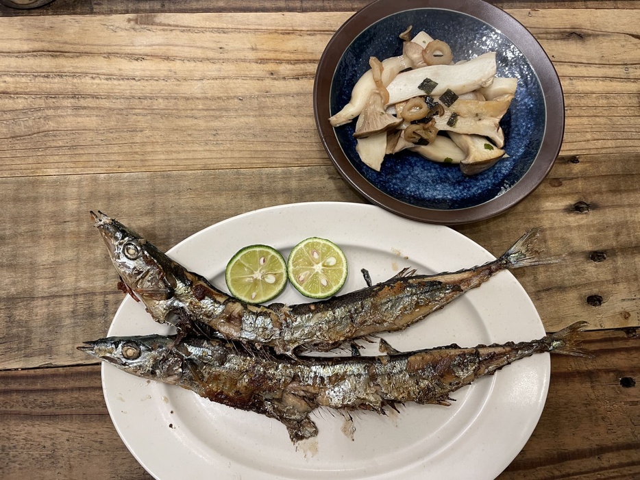 本日のおともは、秋刀魚の塩焼きに松茸風エリンギ