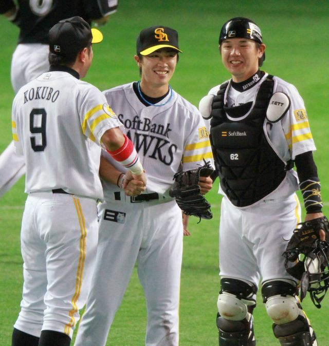 選手として共にプレーした小久保裕紀監督と和田毅投手(写真は2010年当時)(写真：時事)