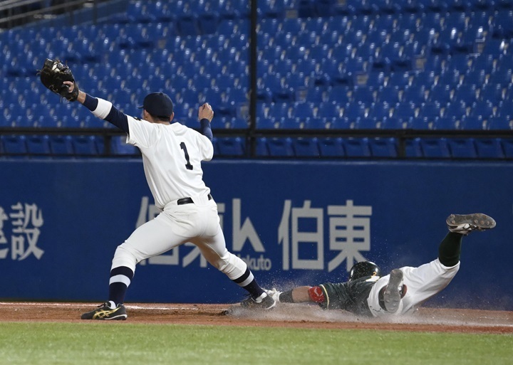 2対19で迎えた9回裏、東農大は最後まで全力プレーを貫いた[写真=矢野寿明]