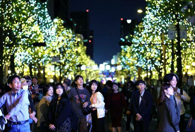 歩行者天国になった御堂筋で、点灯されたイルミネーションを見る人たち=2024年11月3日午後6時1分、大阪市中央区、林敏行撮影