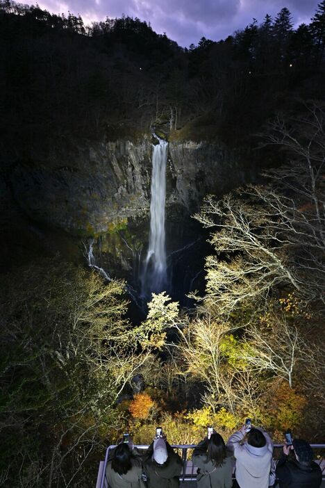 夕闇の中、幻想的に浮かび上がる華厳の滝＝18日午後４時50分、日光市中宮祠