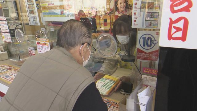 高額当選を願って＝20日午前9時半ごろ、福井市・ワイプラザ新保店