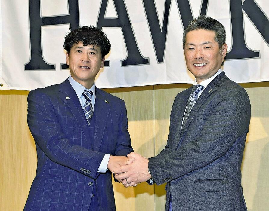 会見で小久保監督（右）と握手を交わす城島氏