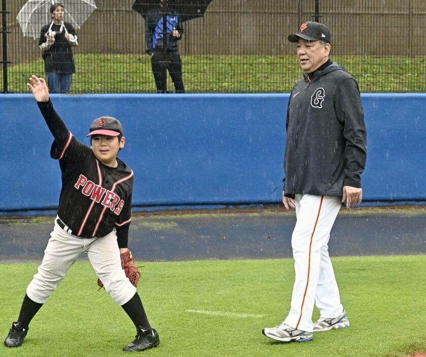 少年野球の選手に指導する巨人OBの槙原寛己さん＝2日午前、千葉県佐倉市