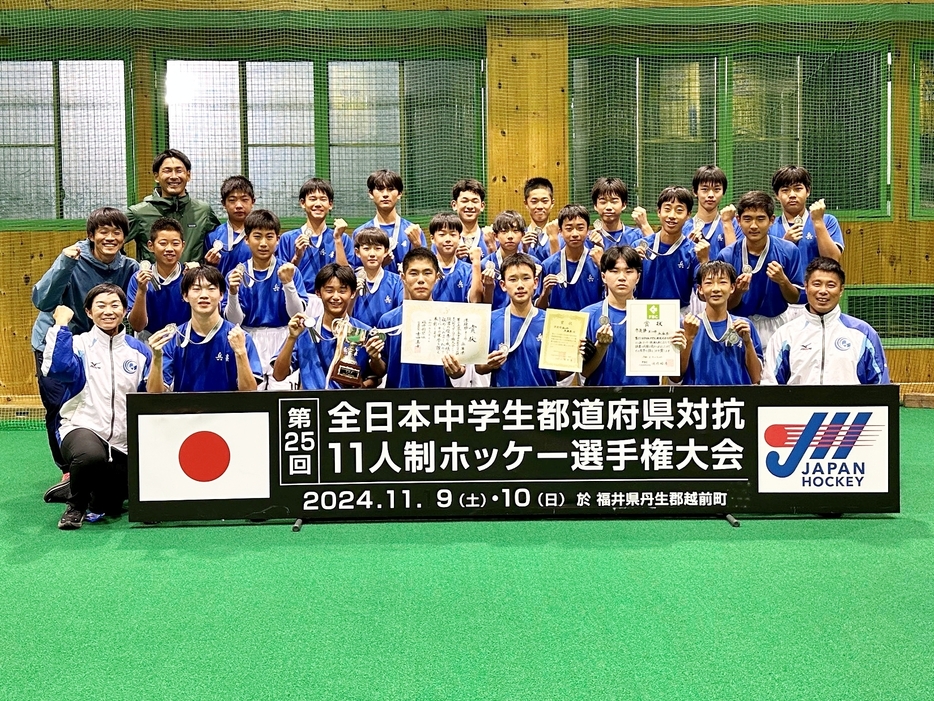 ホッケー11人制全国大会で準優勝した「HC　HYOGO　HEARTS」男子＝福井県で（提供）