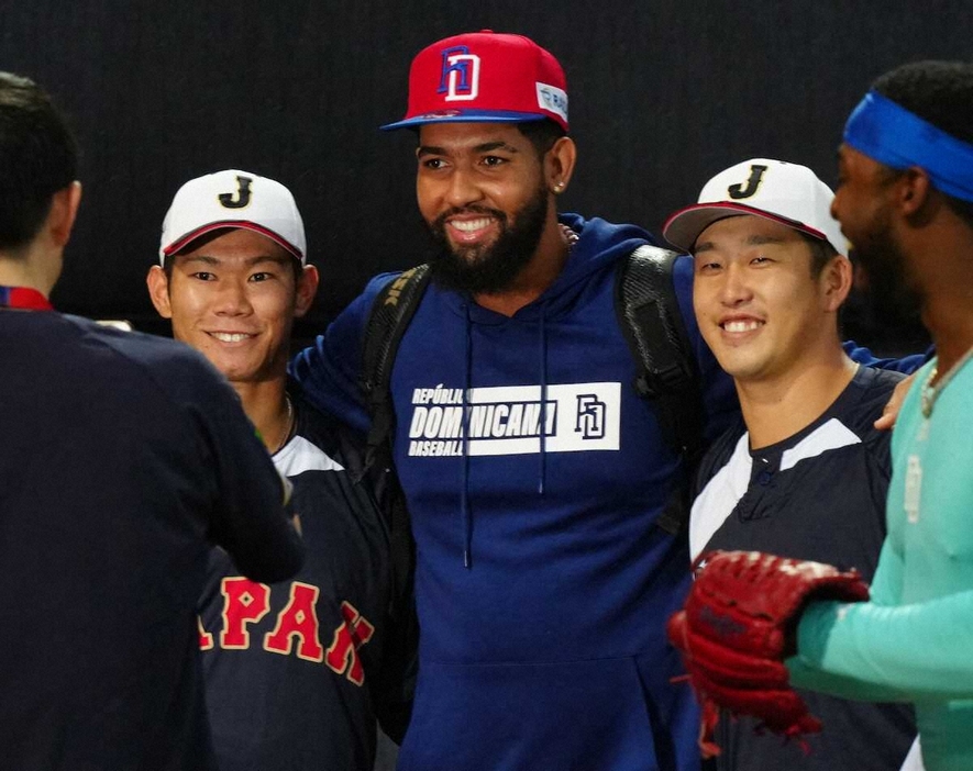 ＜日本・ドミニカ共和国＞試合前、記念撮影する（左から）坂倉、コルニエル、小園（撮影・木村　揚輔）