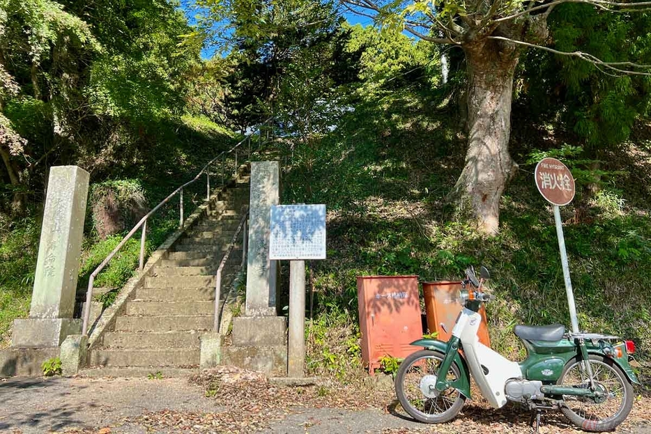 「寿命院永徳寺」の境内から「村上城」へアクセスする。撮影後はすぐにバイクを広い駐輪場へ移動し、お寺にお参りしてから山道を登ることにした