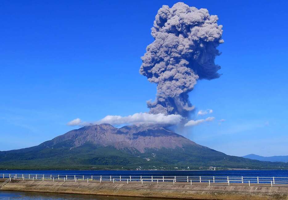 〈資料写真〉７月２９日午後４時５０分、爆発し噴煙を上げる桜島＝鹿児島市与次郎１丁目