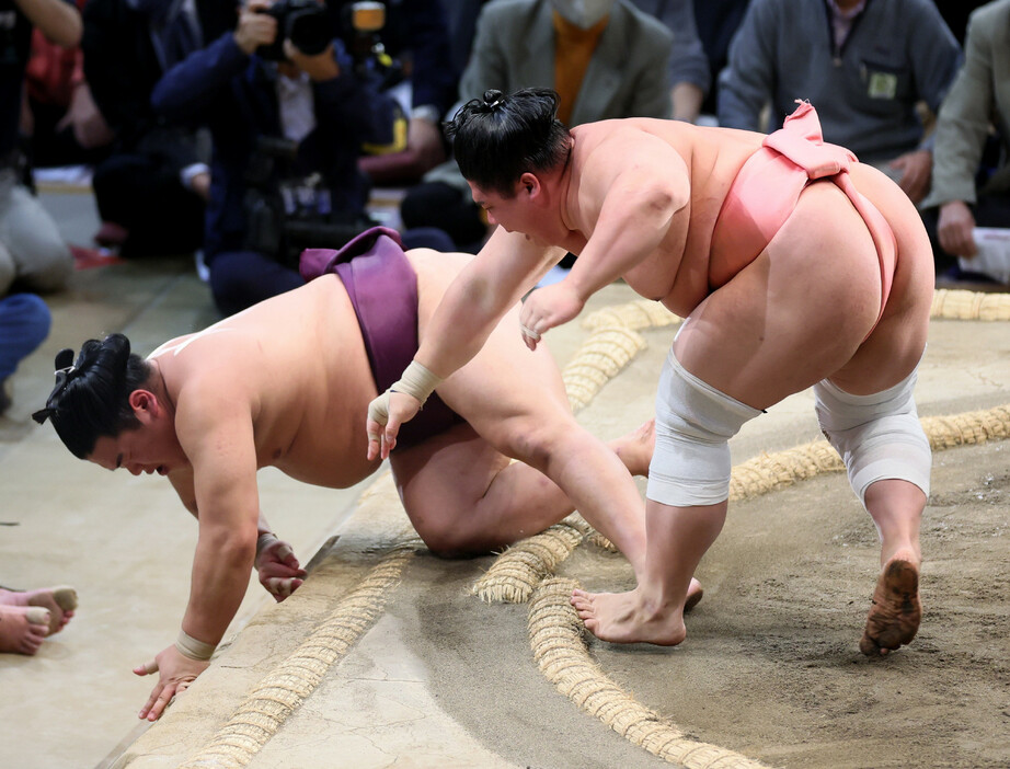 大相撲九州場所１１日目。宇良（右）は押し倒しで平戸海を破る＝２０日、福岡国際センター