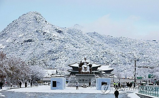 雪に覆われたソウルの北岳山＝27日、ソウル（聯合ニュース）