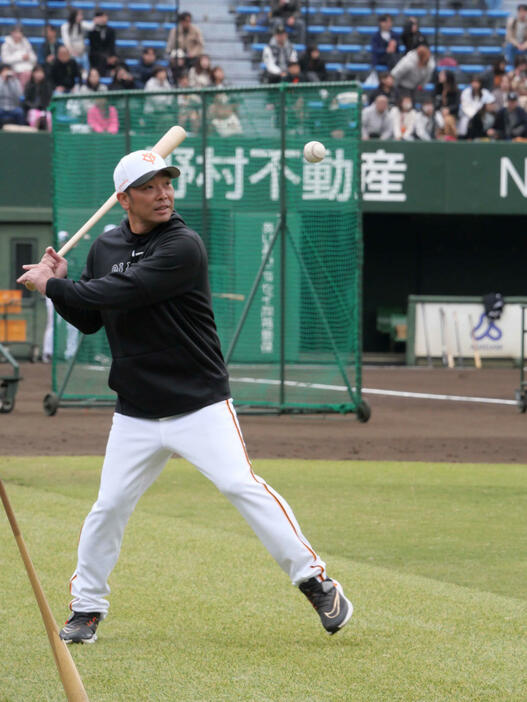 ノックを打つ巨人阿部監督（撮影・上田悠太）