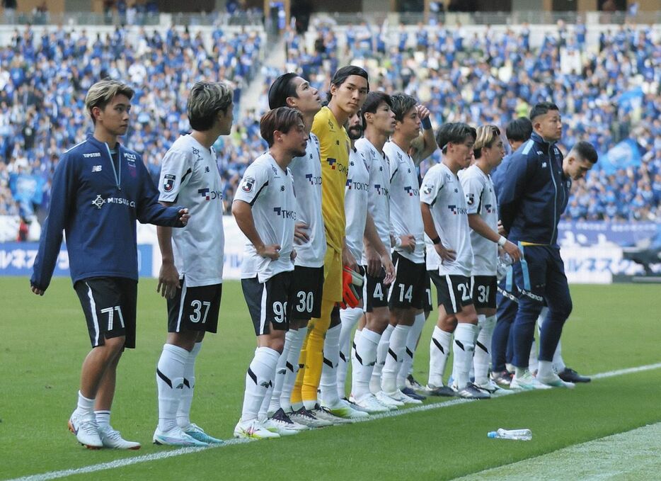 町田に敗れ、肩を落とすＦＣ東京イレブン