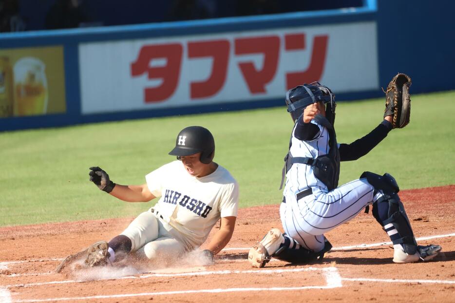 スクイズを追加点を上げる広島商