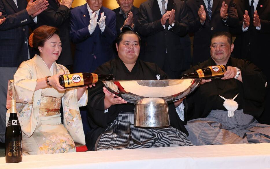 佐渡ヶ嶽部屋祝勝会。佐渡ヶ嶽親方とおかみさんに酒をついでもらう琴桜＝福岡市内のホテル（撮影・渋井君夫）