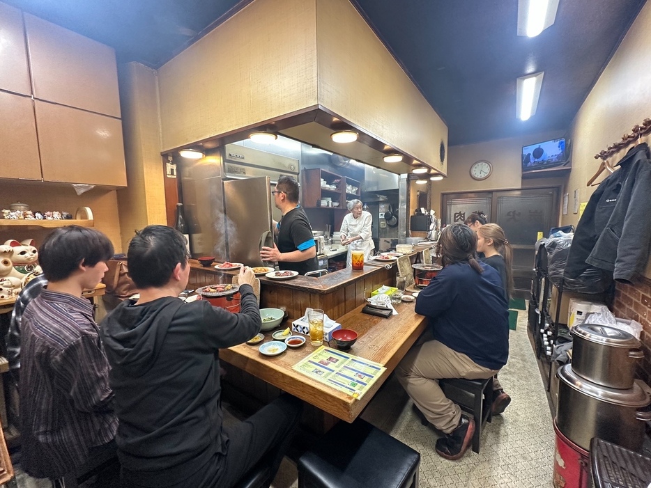 今夜も賑わう店内