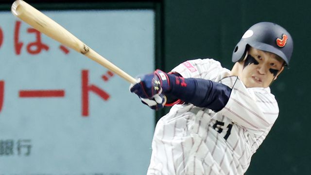 ヒットを放った侍ジャパン・小園海斗選手（写真：時事）