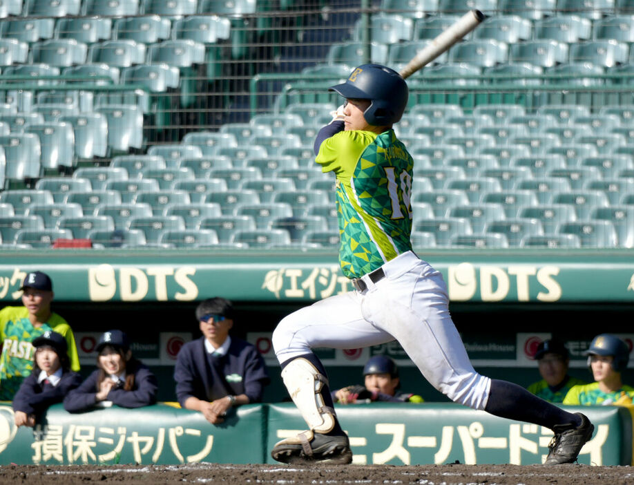 適時三塁打を放った東日本選抜の久保嶋主将