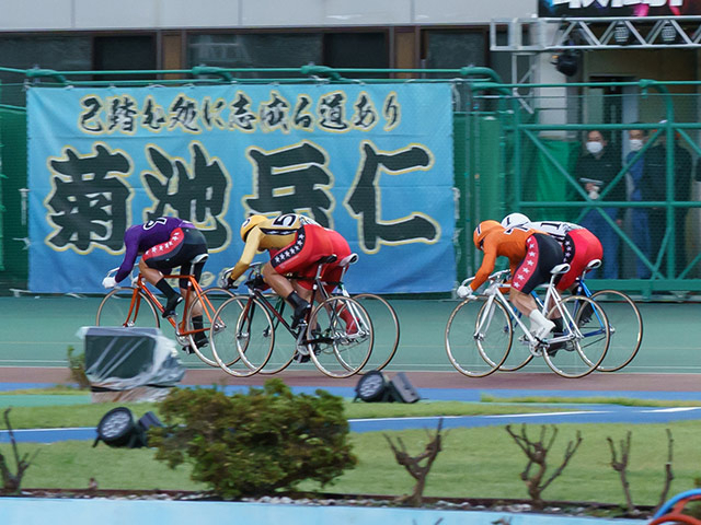 5番車・脇本雄太と併走する新山響平(写真提供:チャリ・ロト)