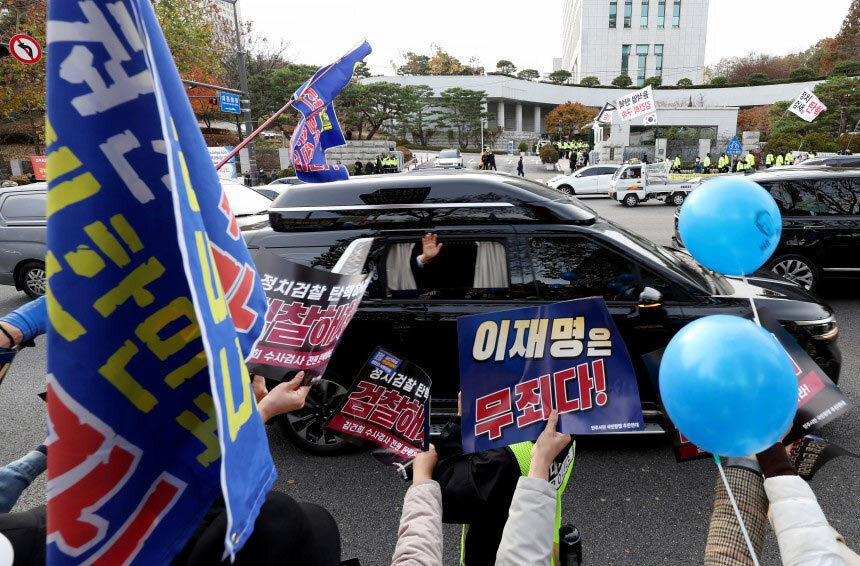 (写真：朝鮮日報日本語版) ▲25日に共に民主党の李在明代表を巡る偽証教師事件の一審で無罪判決が出た後、李代表がソウル中央地検の近くで開かれた検察糾弾集会の会場前を車で通りかかり、支持者が喜んで手を振っている／NEWSIS