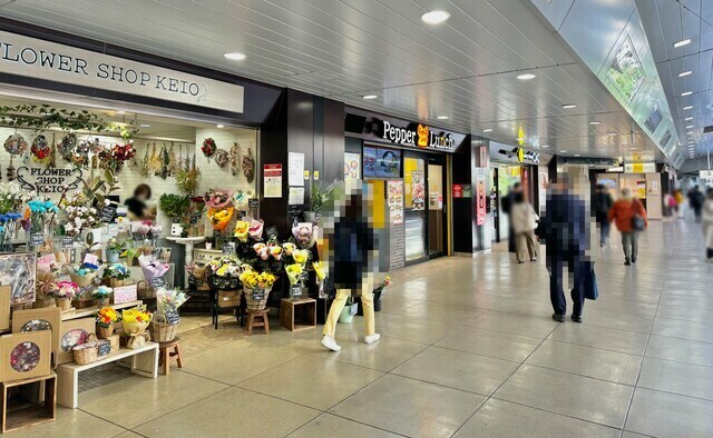 駅改札を降りずに「ペッパーランチ」で食事を済ませた後、花屋でお花を買って改札から出ることも可能