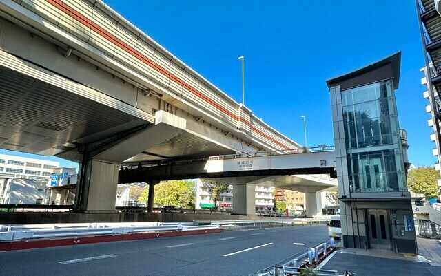 こういう幹線道路でよく見られる大型の歩道橋