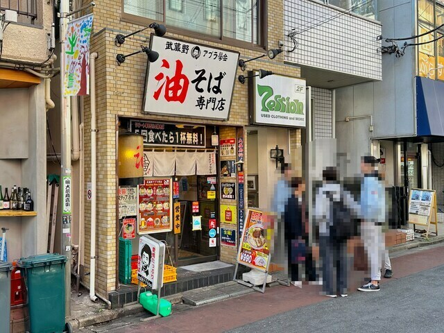 満席になっている飲食店が点在