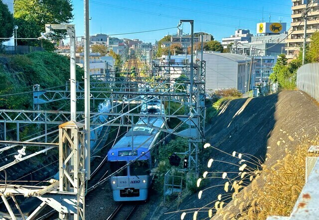 明大前駅の地下ホームに入り込んでいく京王の電車