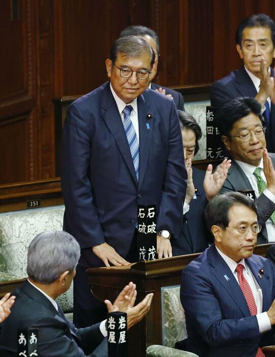 衆院本会議で第103代首相に指名され、起立する自民党の石破茂総裁＝11日午後4時11分