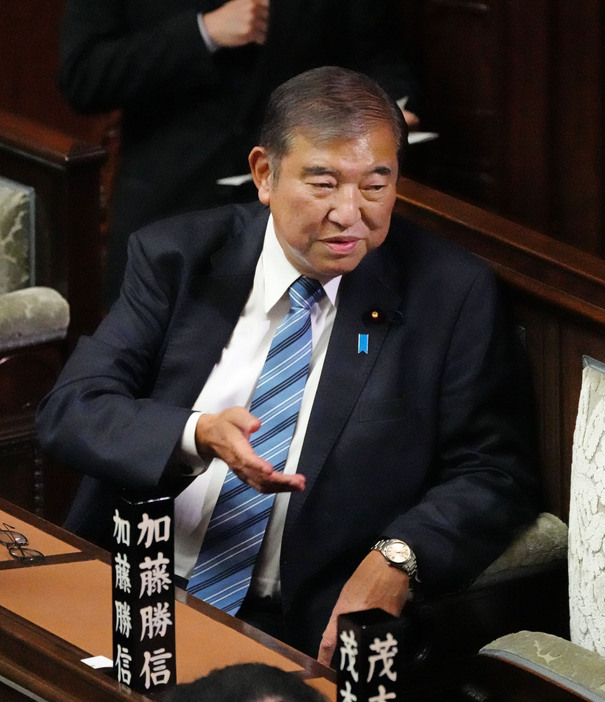 衆院本会議に臨む自民党総裁の石破茂首相＝11日午後0時52分