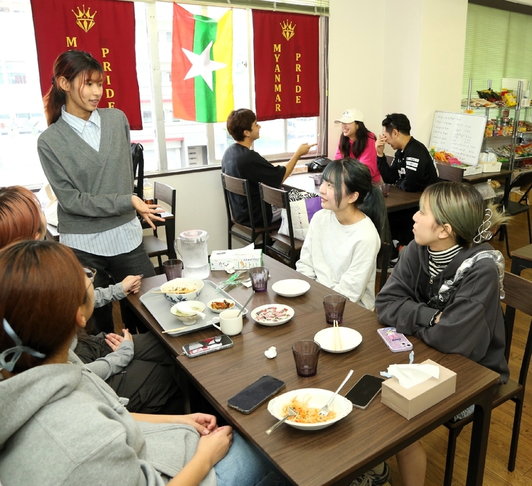 学生らでにぎわう店内＝別府市餅ケ浜町のミャンマープライド